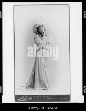 Julia Marlowe, Ganzkörperportrait, stehend, nach rechts, mit Hand am Kinn) - Falk, 949 Broadway, N.Y Stockfoto