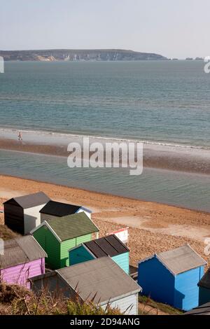 New Milton Beach, Hampshire, England, mit Blick auf die Needles auf der Isle fo Wight Stockfoto