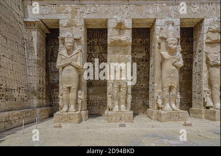 Osiris Statuen von Ramses III im ersten Hof von Medinet Habu Tempel Stockfoto