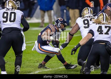 Chicago, Illinois, USA. November 2020. - Bears #32 David Montgomery läuft mit dem Ball während des NFL-Spiels zwischen den New Orleans Saints und Chicago Bears im Soldier Field in Chicago, IL. Fotograf: Mike Wulf. Kredit: csm/Alamy Live Nachrichten Stockfoto