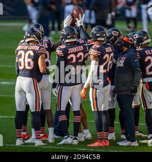 Chicago, Illinois, USA. November 2020. - Bären Spieler versammeln sich vor dem NFL Spiel zwischen den New Orleans Saints und Chicago Bären im Soldier Field in Chicago, IL. Fotograf: Mike Wulf. Kredit: csm/Alamy Live Nachrichten Stockfoto