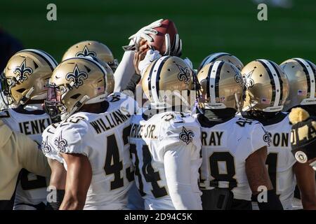 Chicago, Illinois, USA. November 2020. - Saints Spieler versammeln sich vor dem NFL Spiel zwischen den New Orleans Saints und Chicago Bears im Soldier Field in Chicago, IL. Fotograf: Mike Wulf. Kredit: csm/Alamy Live Nachrichten Stockfoto