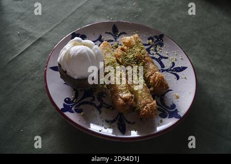 Hausgemachte Baklava serviert mit einer Kugel Eis Stockfoto