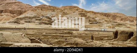 Das Tal der Adligen befindet sich am Westufer von Luxor in der Gegend von Sheik Abd El-Korna, mit den Lagerbehältern am Ramesseum im Vordergrund Stockfoto