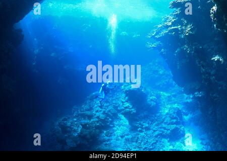 Männlicher Taucher in der Unterwasser-Höhle. Uepi, Salomonen. Salomonsee, Pazifischer Ozean Stockfoto