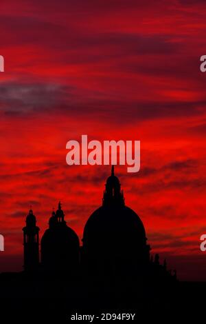 Geheimnisvoller Sonnenuntergang über der Lagune von Venedig mit Salute Basilica Kuppeln Stockfoto