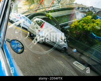 Straßburg, Frankreich - 1. Okt 2017: Französische Straße mit vintage blau Alpine A110 Berlinette Gruppe 4 geparkt - Innenraum des Streering-Rades Stockfoto