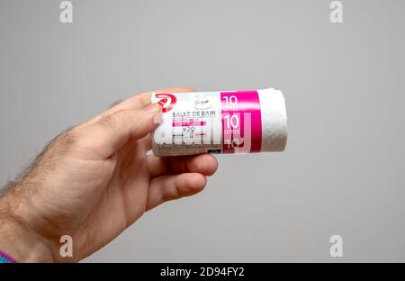 Paris, Frankreich - Oct 30, 2020: Männliche Hand POV hält vor weißem Hintergrund Auchan Salle de Bain Badezimmer Plastikmüllbeutel Stockfoto