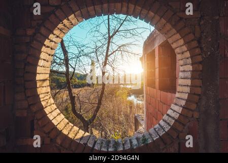 Rundfenster ohne Glas mit Blick in die Natur Stockfoto