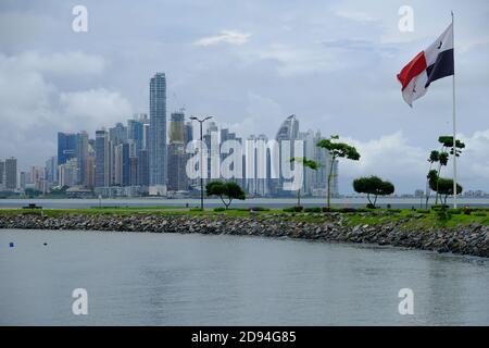 Panama City - Panama City Skyline Blick mit Panama National Flagge - Monument Flagge von Panama Stockfoto