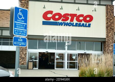 Der Eingang zum Costco Großmarkt mit Behindertenparkschild auf dem Parkplatz. Maplewood Minnesota, USA Stockfoto