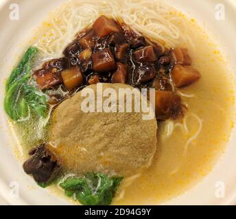 Nudel mit Sojatoffel und getrockneten Bohnenkerz in der Suppe bereit zum Essen Stockfoto