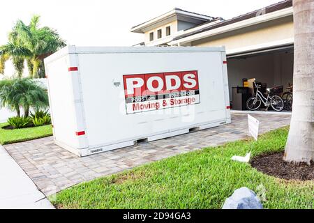 Pods Umzug und Aufbewahrungseinheit außerhalb Haus in warmen tropischen Bereich. Stockfoto