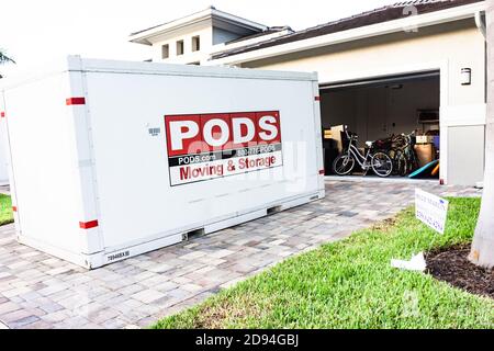 Pods Umzug und Aufbewahrungseinheit außerhalb Haus in warmen tropischen Bereich. Stockfoto