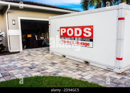 Pods Umzug und Aufbewahrungseinheit außerhalb Haus in warmen tropischen Bereich. Stockfoto