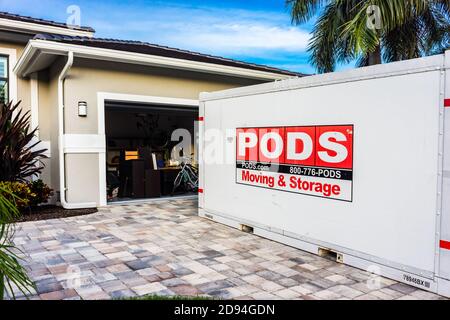 Pods Umzug und Aufbewahrungseinheit außerhalb Haus in warmen tropischen Bereich. Stockfoto