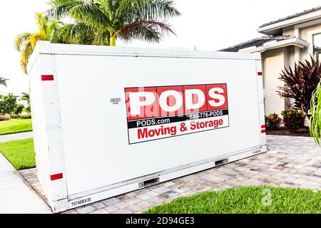 Pods Umzug und Aufbewahrungseinheit außerhalb Haus in warmen tropischen Bereich. Stockfoto