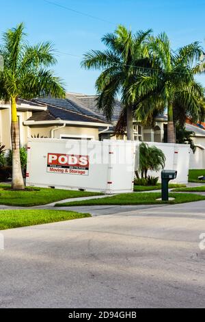 Pods Umzug und Aufbewahrungseinheit außerhalb Haus in warmen tropischen Bereich. Stockfoto