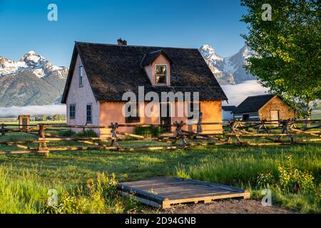 Rustikales Gebäude, Teil des historischen Morman Row Gehöfts in Antelope Flats, im Grand Teton National Park Wyoming, bei Sonnenaufgang Stockfoto