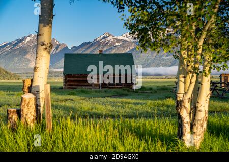 Rustikales Gebäude, Teil des historischen Morman Row Gehöfts in Antelope Flats, im Grand Teton National Park Wyoming, bei Sonnenaufgang Stockfoto