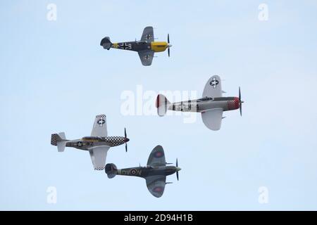 Duxford Air Show 2019 Flugzeuge im Flug (Hispano Aviación HA-1112) Stockfoto