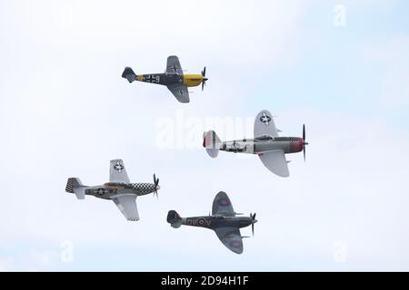 Duxford Air Show 2019 Flugzeuge im Flug (Hispano Aviación HA-1112) Stockfoto