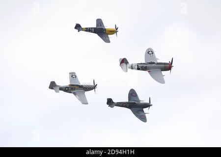 Duxford Air Show 2019 Flugzeuge im Flug (Hispano Aviación HA-1112) Stockfoto