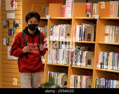 Richmond, Kanada. November 2020. Ein Besucher mit Gesichtsmaske ist in der Richmond Public Library in Richmond, British Columbia, Kanada, am 2. November 2020 zu sehen. Einige kanadische Provinzen erwägen strengere Maßnahmen, da die zweite Welle von COVID-19 im Land wütet. Kanada meldete insgesamt 239,143 COVID-19 Fälle und 10,202 Todesfälle am Montagnachmittag, so CTV. Quelle: Liang Sen/Xinhua/Alamy Live News Stockfoto
