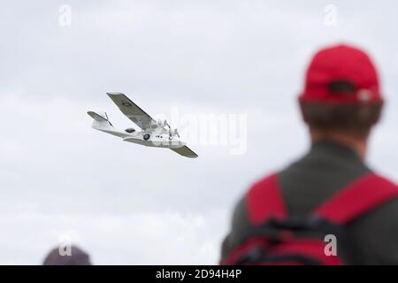 Wasserflugzeug des 2. Weltkriegs, PBY Catalina (Miss Pick Up), das auf der Duxford Air Show 2019 fliegt Stockfoto