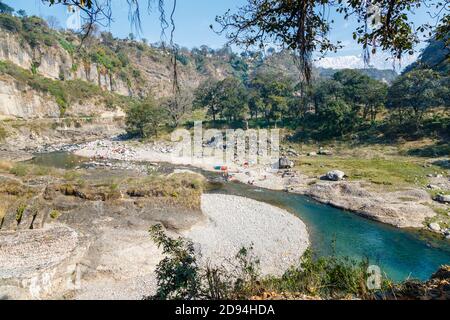 Schlucht mit Einheimischen Wäsche waschen und trocknen auf der Seite eines Flusses in Kaswara, in der Nähe von Old Kangra und Kangra Fort in Himachal Pradesh, Nordindien Stockfoto