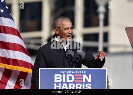 Atlanta, Usa. November 2020. Präsident Barack Obama spricht am Wahlabend die Drive-in-Kundgebung an, um die Abstimmung für Joe Biden, Jon Ossopf und Raphael Warnock am 2. November 2020 in Atlanta, Georgia zu erhalten.Kredit: Sanjeev Singhal/der Nachrichtenzugang Kredit: Der Fotozugang/Alamy Live Nachrichten Stockfoto