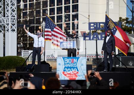 Atlanta, Usa. November 2020. Präsident Barack Obama spricht am Wahlabend die Drive-in-Kundgebung an, um die Abstimmung für Joe Biden, Jon Ossopf und Raphael Warnock am 2. November 2020 in Atlanta, Georgia zu erhalten.Kredit: Sanjeev Singhal/der Nachrichtenzugang Kredit: Der Fotozugang/Alamy Live Nachrichten Stockfoto