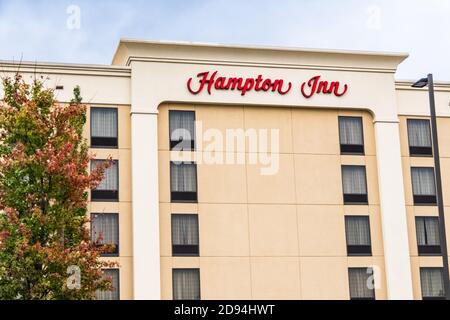 Ein Blick von außen auf das Hilton Hampton Inn Hotel. Stockfoto