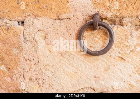 Metallhaken an der Steinwand Stockfoto