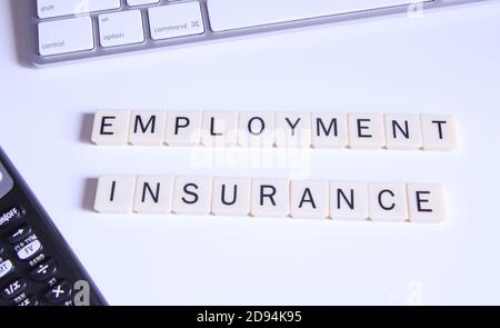 Arbeitsversicherung Konzeptioneller Titel. Draufsicht auf Connected Letters Spiel. Stockfoto