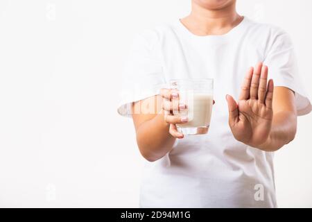 Nahaufnahme Frau hebt eine Hand zu stoppen Zeichen verwenden Hand hält Glasmilch Sie ist schlecht Magenschmerzen hat schlechte Laktose-Intoleranz ungesunde Problem mit Milch Stockfoto