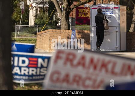 Washington, Usa. November 2020. Die Wähler legen ihre Stimmzettel am Montag, den 2. November 2020, in einer offiziellen Wahlurne in Washington, DC ab. Foto von Ken Cedeno/UPI Kredit: UPI/Alamy Live Nachrichten Stockfoto