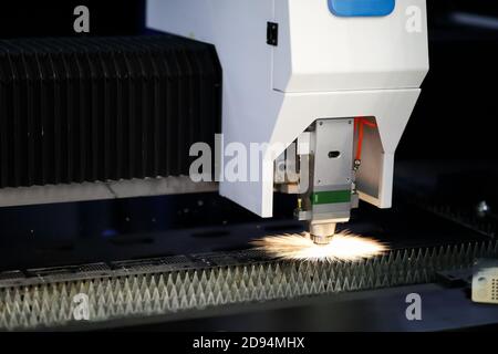 Prozess des Blechschneidens durch CNC-Faser-Laser-Schneidemaschine mit Gantry-Koordinatensystem. Selektiver Fokus. Stockfoto