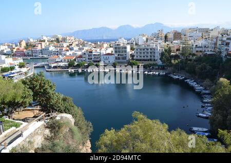 Luftaufnahme des Strandes von Almyros in der Nähe der Stadt Agios Nikolaos auf Kreta, Griechenland Stockfoto