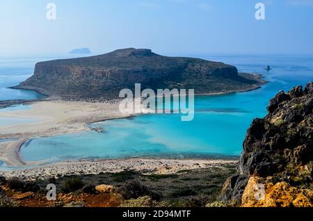 Hochwinkelaufnahme des Strandweges von Balo - Aussichtspunkt Kissamos in Griechenland Stockfoto