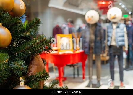 MOSKAU, RUSSLAND - 02. Dez 2019: Moskau. Russland. Dezember 2019. Mannequins in einem Schaufenster. Weihnachtliche Fensterputzerei. Stockfoto