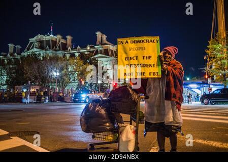 Washington DC USA. November 2020. Senior, obdachlos, Black man, hält ein Schild mit der Aufschrift "in einer Demokratie wählen die Menschen den Präsidenten, nicht das FBI". Die Nacht vor der Wahl 2020.. Washington DC, USA. Yuriy Zahvoyskyy / Alamy Live News. Stockfoto