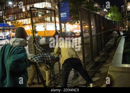 Washington DC USA. November 2020. Um das Weiße Haus herum, in der Nacht vor dem Wahltag am 3. November, werden Zäune aufgestellt, um mögliche Ausschreitungen der Wahlergebnisse 2020 zu antizipieren. Yuriy Zahvoyskyy / Alamy Live News Stockfoto