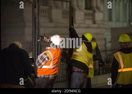 Washington DC USA. November 2020. Um das Weiße Haus herum, in der Nacht vor dem Wahltag am 3. November, werden Zäune aufgestellt, um mögliche Ausschreitungen der Wahlergebnisse 2020 zu antizipieren. Yuriy Zahvoyskyy / Alamy Live News Stockfoto