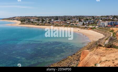 Das wunderschöne türkisfarbene Wasser von Christies Beach in Südaustralien Am 2. November 2020 Stockfoto