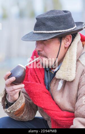 Cowboy trinkt Mate Tea, Torres del Paine National Park, Patagonien, Chile, Südamerika Stockfoto