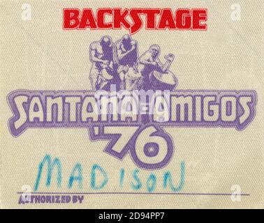 Santana - Amigos backstage Pass. Dies war von ihrem 20. April 1976 Konzert im Dane County Coliseum, Madison, Wisconsin, USA. In den meisten 1970er Jahren druckten die meisten Musikbands und Darsteller ihre eigenen Pässe nicht aus, sondern waren, wo immer sie spielten, auf den lokalen Veranstalter angewiesen, um Pässe und Sicherheit zu bieten. Um meine anderen Musik-bezogenen Vintage-Bilder zu sehen, Suche: Prestor vintage Musik Stockfoto