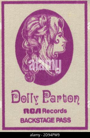 Dolly Parton Backstage Pass. Dies war vom 9. März 1977 Konzert in der Brown County Arena in Green Bay, Wisconsin, USA. In den meisten 1970er Jahren druckten die meisten Musikbands und Darsteller ihre eigenen Pässe nicht aus, sondern waren, wo immer sie spielten, auf den lokalen Veranstalter angewiesen, um Pässe und Sicherheit zu bieten. Um meine anderen Musik-bezogenen Vintage-Bilder zu sehen, Suche: Prestor vintage Musik Stockfoto