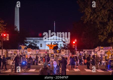 Washington DC, USA, 2. November 2020. Für und gegen Präsident Trump Aktivitäten vor dem Weißen Haus, im Kapitol der Nation, in der Nacht vor dem Wahltag 2020., in den Vereinigten Staaten von Amerika. Kredit: Yuriy Zahvoyskyy / Alamy Live Nachrichten. Stockfoto