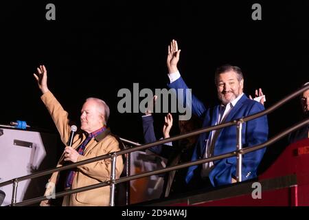 Dripping Springs, Texas, USA. November 2020. Die republikanischen US-Senatoren John Cornyn, l, und Ted Cruz kommen auf einer Dripping Springs, Texas Ranch an, während Cornyn seine Kampagne für eine vierte Amtszeit im US-Senat schließt. Cornyn kämpft gegen eine Herausforderung des Demokraten MJ Hegar, einem dekorierten Militärveteranen und politischen Neuling. Kredit: Bob Daemmrich/Alamy Live Nachrichten Stockfoto